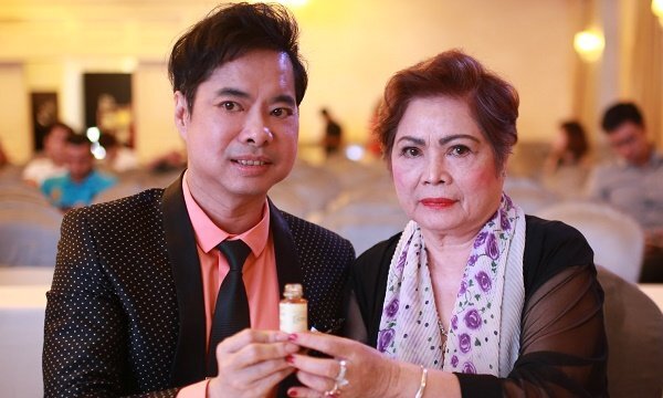 Gần 50 tuổi, Ngọc Sơn vẫn được mẹ dẫn đi sự kiện