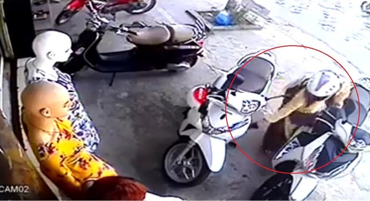 Phụ nữ mặc áo dài, đi xe SH 'tiện tay' trộm túi đồ trong chớp mắt