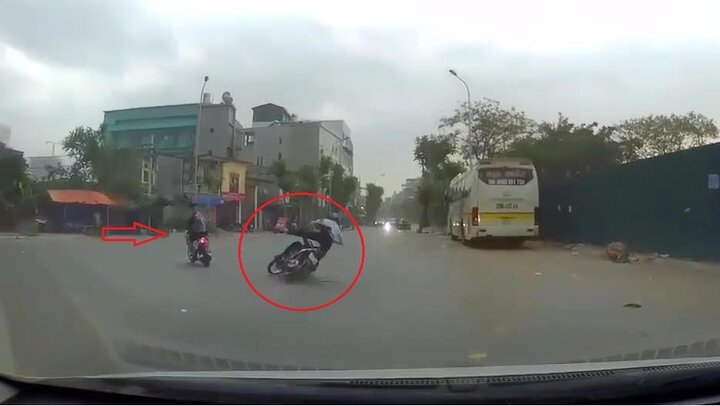 'Trẻ trâu' lạng lách, tạt đầu gây tai nạn rồi thản nhiên bỏ đi