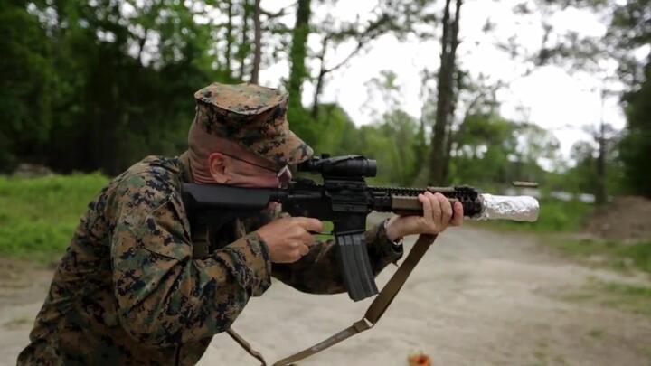 Tròn mắt xem lính thủy quân lục chiến Mỹ nướng thịt bằng súng trường