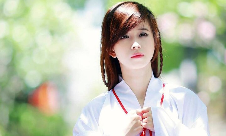 Video: Lóa mắt với màn múa côn của hot girl làng võ Châu Tuyết Vân