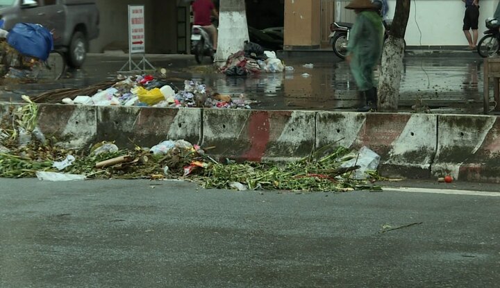 Video: Dân chặn xe rác, đường thị xã Sơn Tây ngập ngụa rác thải