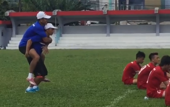 Không nín nổi cười với bài tập lạ kỳ của trợ lý Đội tuyển Việt Nam