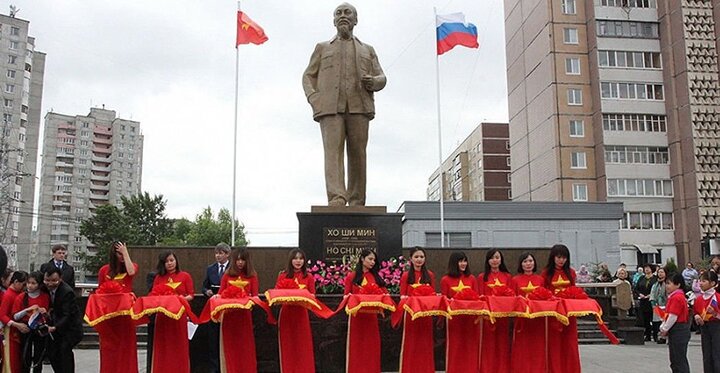 Khánh thành tượng Chủ tịch Hồ Chí Minh trên quê hương Lenin