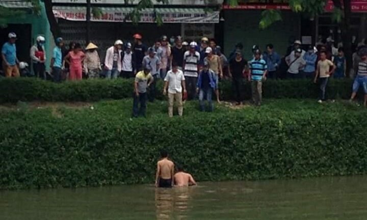 Công an lao xuống sông bắt kẻ buôn ma túy