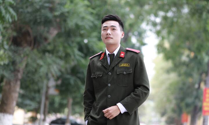 Gặp chàng sinh viên nghèo điển trai, học giỏi mê làm cảnh sát từ nhỏ