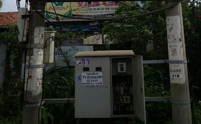 Tên trộm liều lĩnh cắt dây điện đang hoạt động ở trạm biến áp