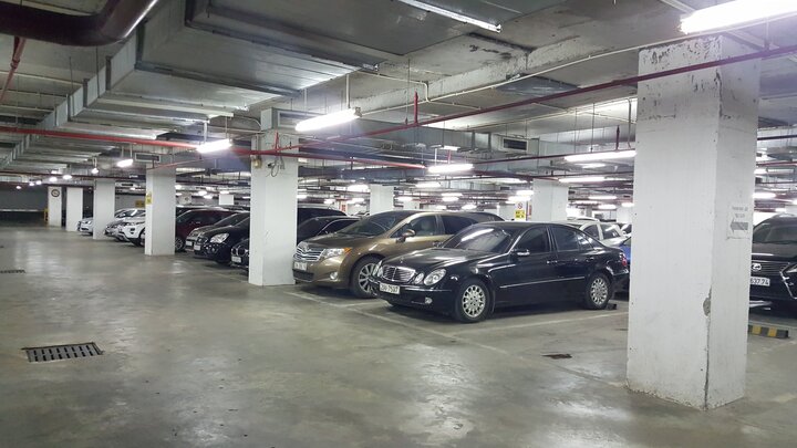 Dân phố cổ Hà Nội gửi ô tô ở bãi 'dát vàng' 180 triệu đồng/năm