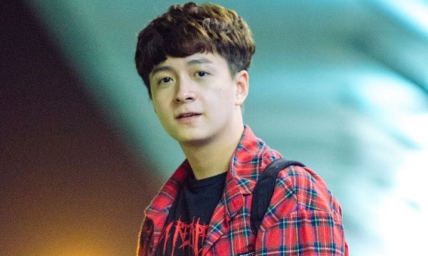 Ngô Kiến Huy lẻ bóng tại sân bay lên đường sang Nhật Bản