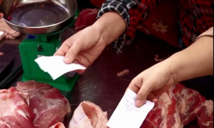 Người Sài Gòn rồng rắn xếp hàng lấy phiếu mua thịt heo