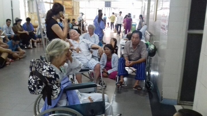 Bệnh viện Bạch Mai: Bệnh nhân nằm la liệt, người đến khám chật như nêm