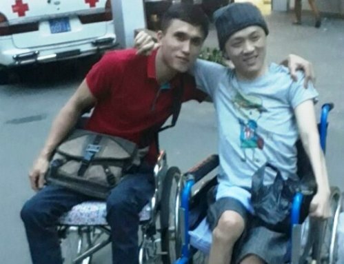 Đôi bạn kẻ liệt 2 chân người liệt tứ chi đưa nhau xuất viện