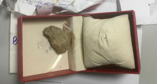 Gửi đồng hồ qua bưu điện, nhận được cục đá cuội