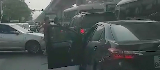 Video: Cảnh sát bao vây, nổ súng bắt tài xế chở 29 bánh heroin