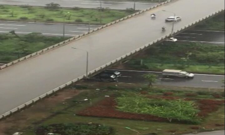 Hai xe ô tô đậu dàn ngang hàng giờ dưới trời mưa tại Đại lộ Thăng Long