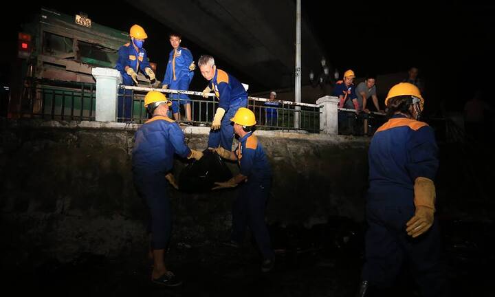 Video: Trắng đêm vớt hàng tấn cá chết nổi trắng ở hồ Hoàng Cầu