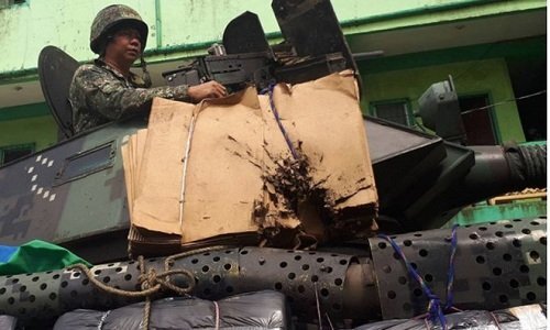 Xe bọc thép Philippnes dùng gỗ, bìa các tông chống đạn IS