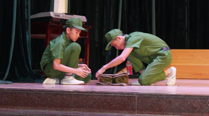 ‘Chiến sĩ nhí’ xếp chăn màn vuông vắn, tập điều lệnh đẹp mắt