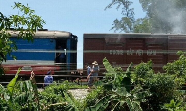 Đang chạy, tàu hỏa bỗng bốc cháy ngùn ngụt