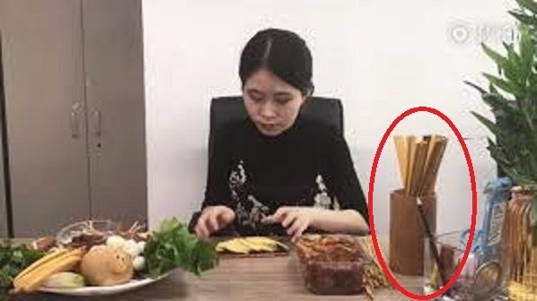 'Thánh ăn công sở' đi xem bói mua luôn ống quẻ về làm thịt xiên cay