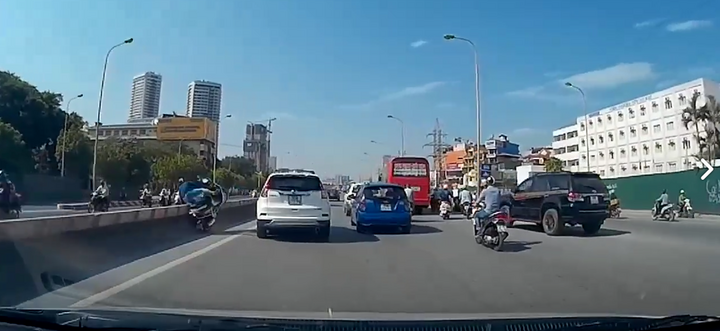 Vụ tai nạn hy hữu khiến người điều khiển xe máy 'bay tự do' lên dải phân cách