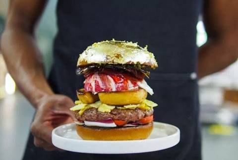 Xôn xao bánh burger đắt ngang xe tay ga