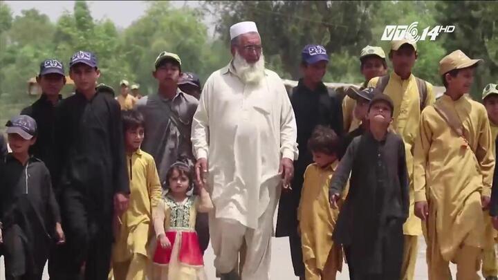 3 người đàn ông vật lộn nuôi gần 100 con ở Pakistan