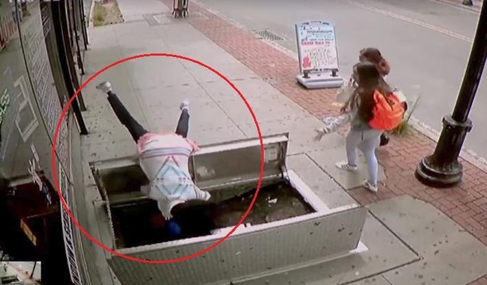 Mải nhắn tin, 'lướt phây', ngã dúi dụi xuống cống