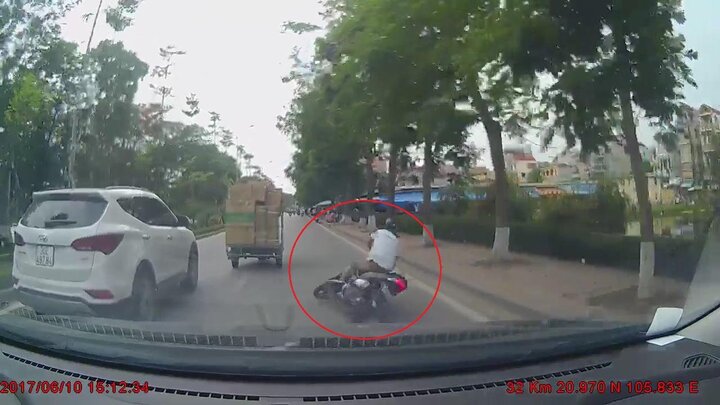 Va phải người đi bộ, thanh niên đi xe máy ngã lộn nhiều vòng