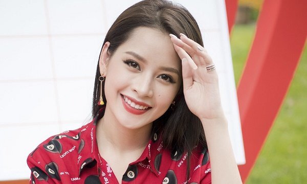 Chi Pu nhiệt tình tham gia diễu hành tại Hồ Gươm bất chấp nắng nóng