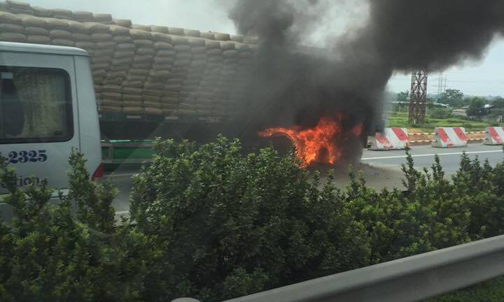 Video: Hiện trường xe chở xi măng bốc cháy trên cao tốc Pháp Vân - Cầu Giẽ