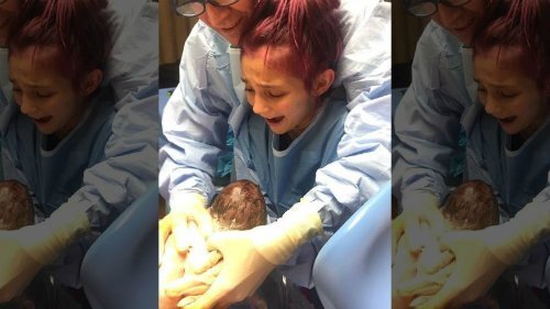 Xúc động cảnh bé gái 12 tuổi òa khóc sau khi đỡ đẻ thành công cho mẹ