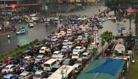 Ảnh: Hà Nội ngập tứ phía, xe cộ ùn tắc kéo dài