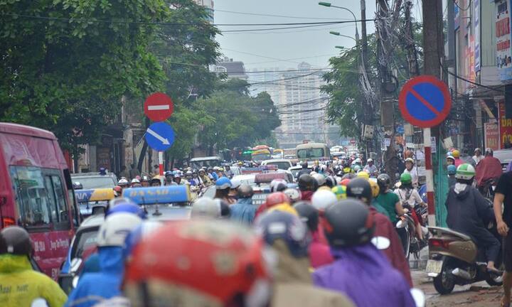 Ảnh: Giao thông Thủ đô hỗn loạn sau mưa lớn