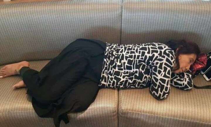 Bức ảnh ngủ vội tại sân bay của nữ bộ trưởng gây bão mạng