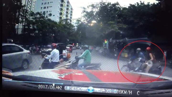 Kẻ biến thái sàm sỡ thiếu nữ mặc váy ngắn giữa phố đông