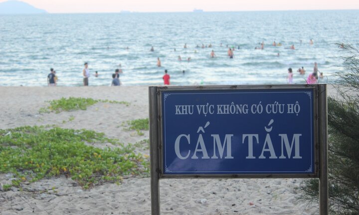 Mặc biển báo cấm, dân Đà Nẵng 'biến' khu vực nguy hiểm thành bãi tắm