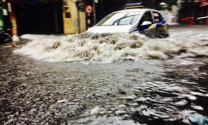 Vì sao Hà Nội mưa 40 phút đã ngập khắp ngả?