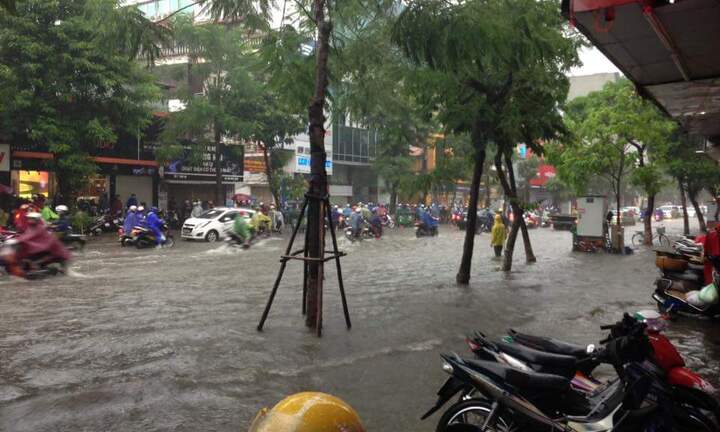 Video: Hà Nội phố biến thành sông, giao thông tê liệt