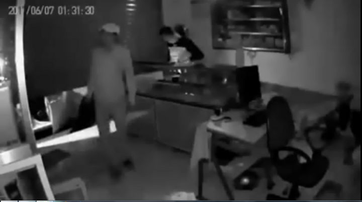 Video: Siêu trộm đi ô tô 'xịn', 'cuỗm' sạch tài sản trong cửa hàng điện thoại di động