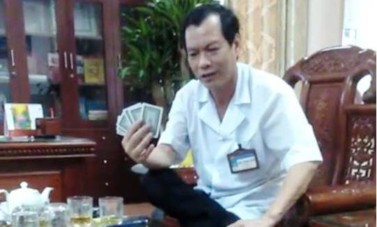 Kỷ luật giám đốc bệnh viện đánh bài ăn tiền