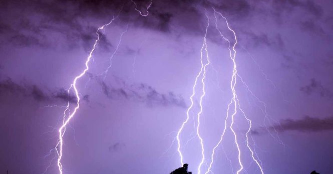 Đang ngồi uống bia, thanh niên bị sét đánh chết