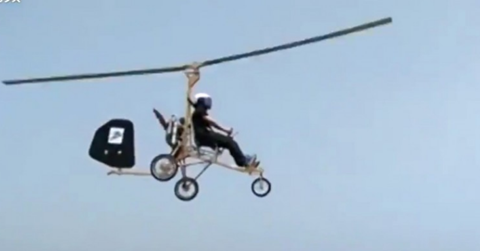 Người đàn ông bỏ học giữa chừng, đổ tiền chế tạo máy bay cất cánh thành công