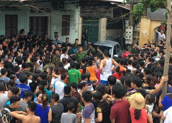 Video: Hàng nghìn người phẫn nộ quây nghi phạm sát hại bé trai 35 ngày tuổi tại hiện trường