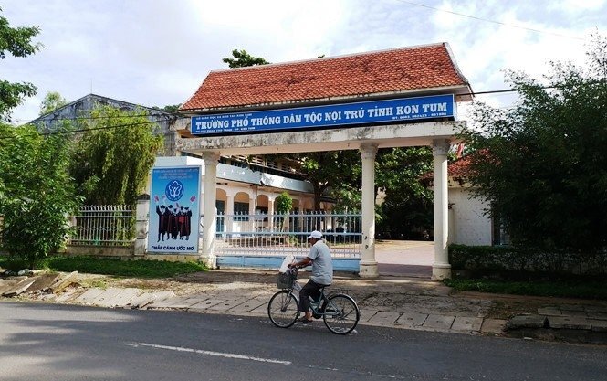Hiệu trưởng bị tố thu hàng trăm triệu của học sinh trái quy định