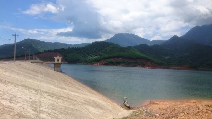 Đập hồ chứa nước rò rỉ, dân đứng ngồi không yên