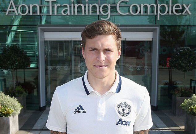 Manchester United chính thức ký hợp đồng với Lindelof