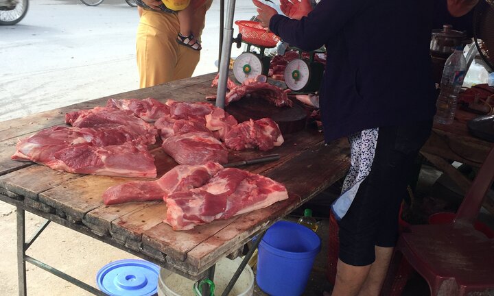 Chiến dịch 'giải cứu lợn': Xuất không được, dân tự mổ lợn đi bán vẫn 'ế sưng'