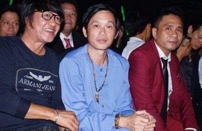 Video: Ngọc Sơn bỏ ghế nóng trên sóng trực tiếp, xuống bắt tay Hoài Linh