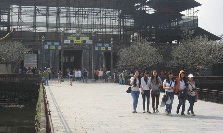 Từ 1/7, du khách mặc hở hang, phản cảm bị cấm cửa vào các di tích Huế